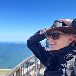 Da fliegt fast der Hut weg.