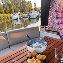 Abendessen mit Blick auf die Marina