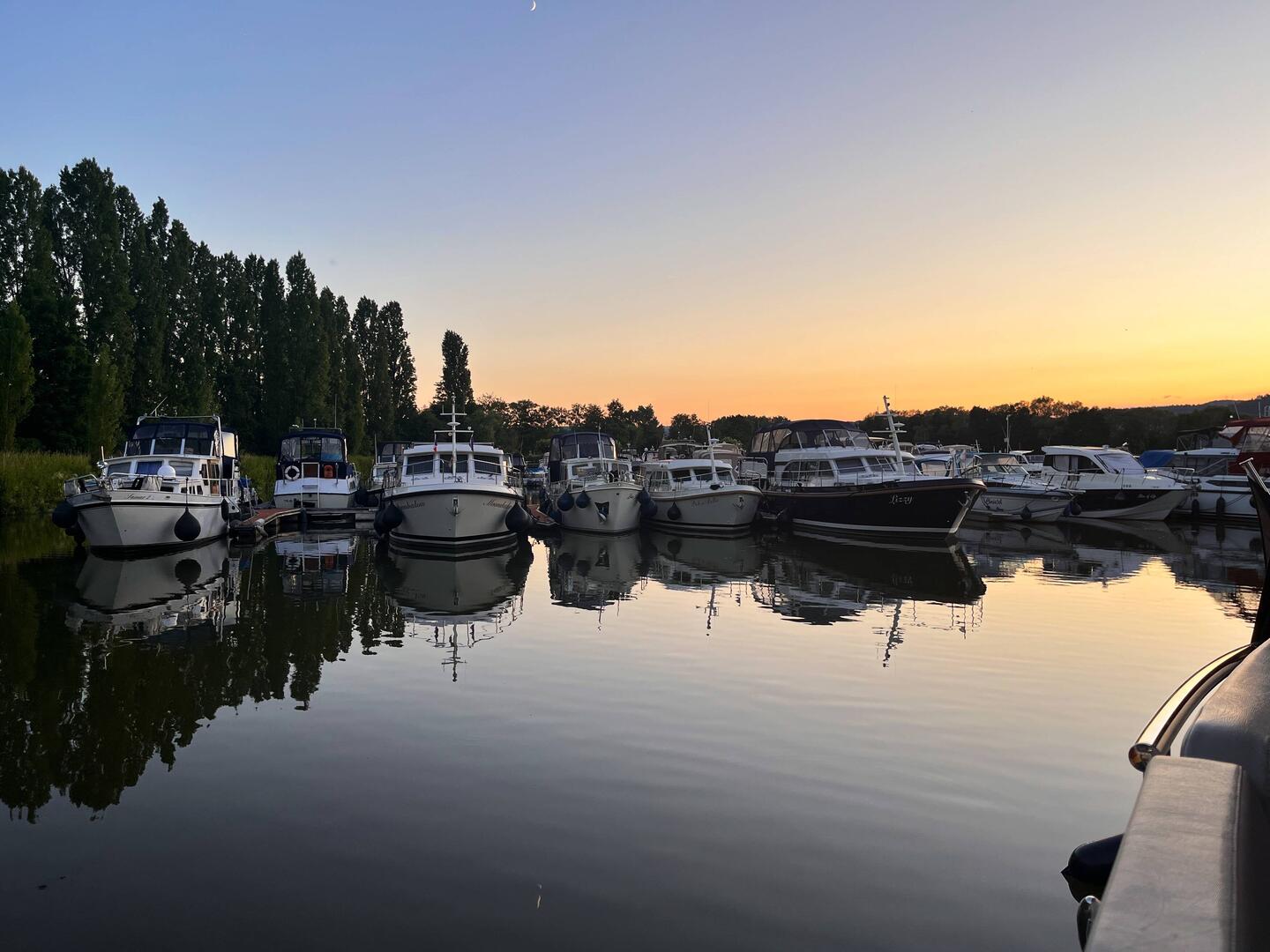 Blick vom Achterdeck auf die Marina Schweich