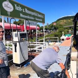 Tanken vor dem Restaurant "Zum Fährturm"