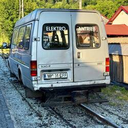 Ausrangierter Ford Transit als Schienenfahrzeug umgebaut.