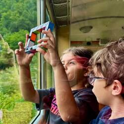 Sie fotografiert die schöne Landschaft. 😉