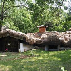 Halb vergrabenes Haus, hilft gegen Wind, Feinde und extreme Temperaturen