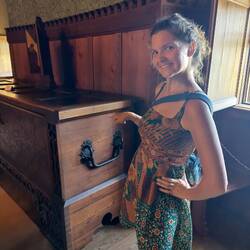 Eine Reisekiste, die von mind. 6 Menschen getragen werden musste