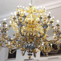 Ein Kronleuchter mit über 100 Kerzenhaltern, wiegt eine halbe Tonne