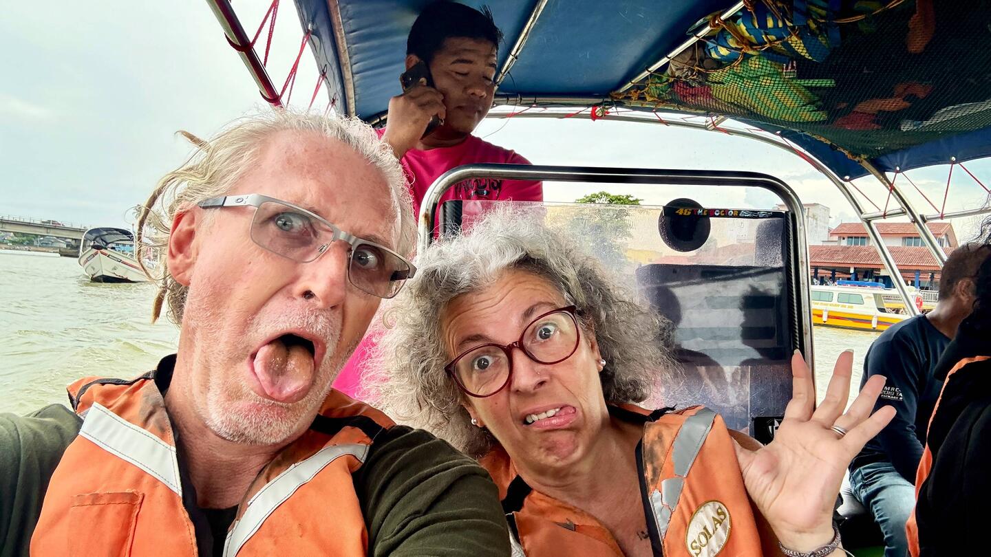 Concours de grimaces sur le bateau qui nous amène sur notre île : Monique gagne haut la main ! 🫣