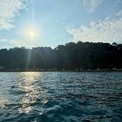 Nous prenons un petit bateau privé pour revenir sur notre jolie petite île 🏝️