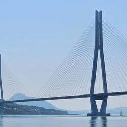Grand pont et petit voilier