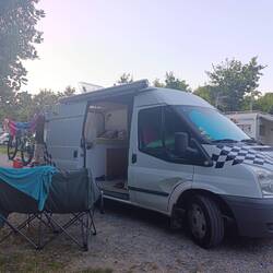 Unser Platz für heute Nacht (ja, ich weiß, die Vorderräder stehen schief 🙄)