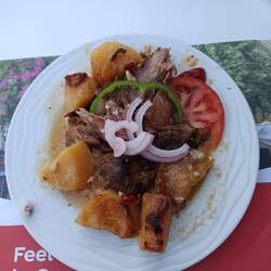 Gedünstetes Schweinefleisch mit karamellisierten Kartoffeln