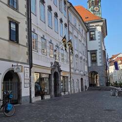 Au pied de notre appartement, place de l'hôtel de ville.