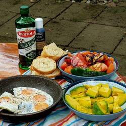 Breakfast in Granada. The color of the avocado is intense yellow, the taste exceptional!