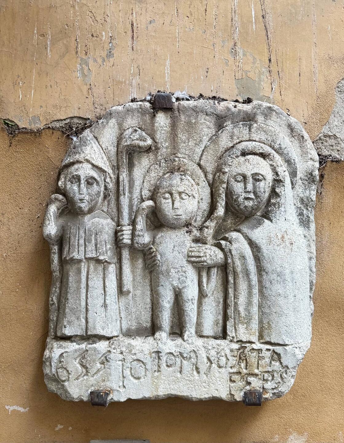 On the wall of a shop near the cathedral. No idea. Surely that's not a golf club?