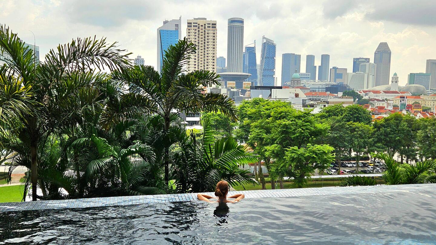 Hier wird im chilligen Infinity Pool des Hotels der Schlachtplan des Tages erdacht ...