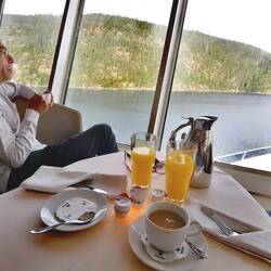 Währenddessen Frühstück in der Aussichtslounge, nein kein Regen, Gischt von der Nacht