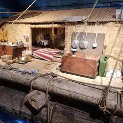 Thor Heyerdahl hat ein steinzeitliches Boot aus Balsaholz nachgebaut