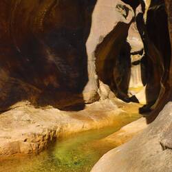 ...der links und rechts an den Wänden durchquert werden kann