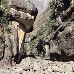 Der Weg führt durch eine Schlucht...