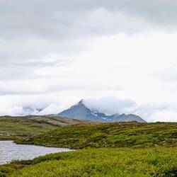 Wolken hängen an den Bergen