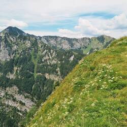 Auf dem Kamm den Črna Prst im Blick.