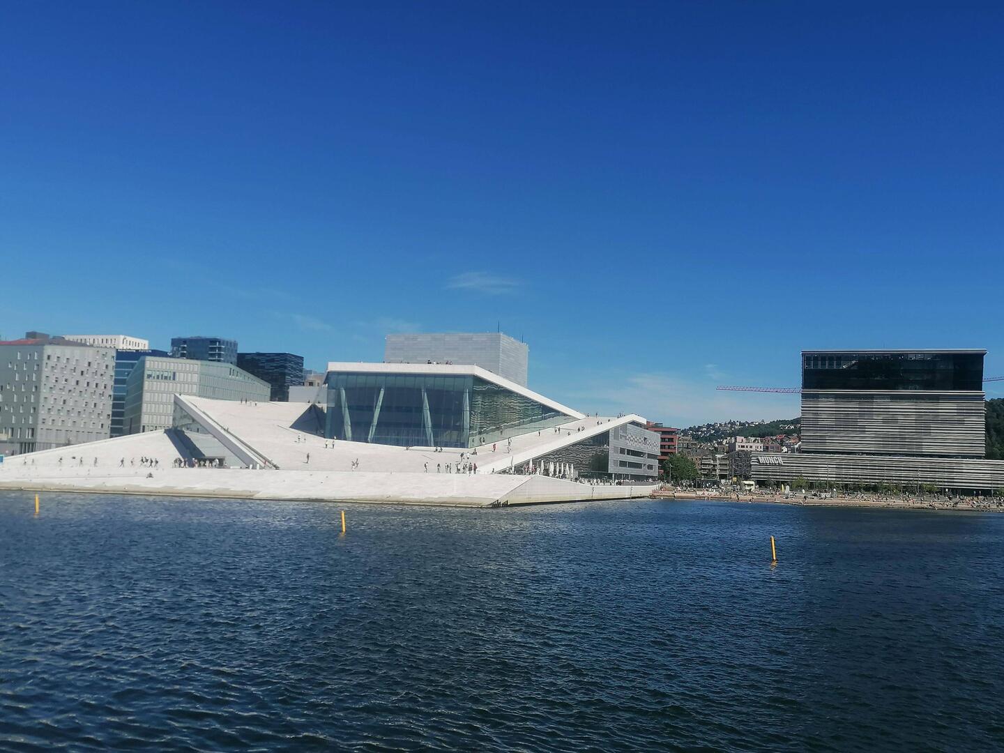 Links Oper, rechts Munchmuseum(der mit dem Schrei)