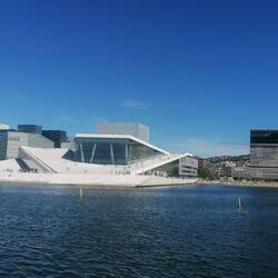 Links Oper, rechts Munchmuseum(der mit dem Schrei)