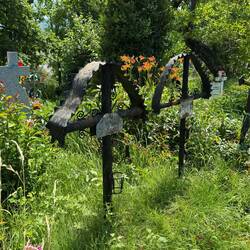 Metallkreuze, habe ich vorher auch noch nicht gesehen.