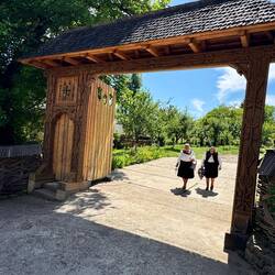 Plötzlich zwei ältere Frauen in Trachten.