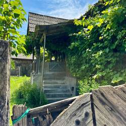 Im Dorf dann noch weitere Holzhäuser.