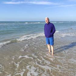 Reinhard testet die Wassertemperatur