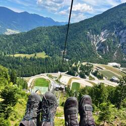 Sesselbahnfahrt entlang der Skisprungschanze
