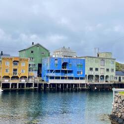 Farbenfrohe Häuserfront in Nyksund