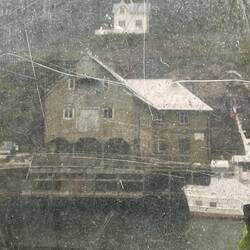 Reflektion in einem Fenster in Nyksund