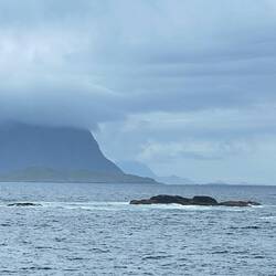 Blick von Nyksund auf Skogsoya