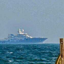 Megayacht (wahrscheinlich Gast bei Bezos Hochzeit)
