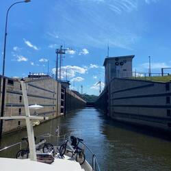 Rein in die neue Schleusenkammer