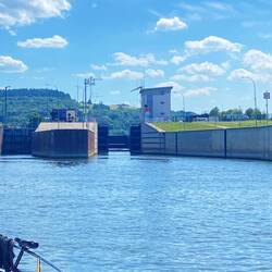 Rechts die neue, links die alte Kammer der Schleuse Trier