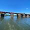 Römerbrücke, durch einen der Bögen sind wir durch