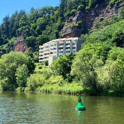 Roter Fels bei Trier, man nimmt dieses Jahr Messungen vor, um tektonische Veränderungen zu entdecken