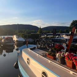 Unser Nachbar in Konz, Péniche aus Brisbane mit Garten auf dem Deck!