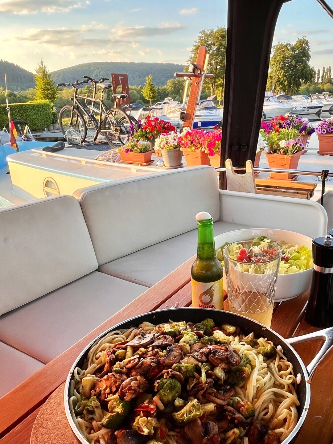 Lecker Pasta an Bord in der Marina Konz