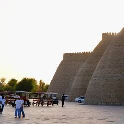 Abends kommen alle raus. Hier ist die Rennstrecke für Roller, Rad, Kamel, Pferd...