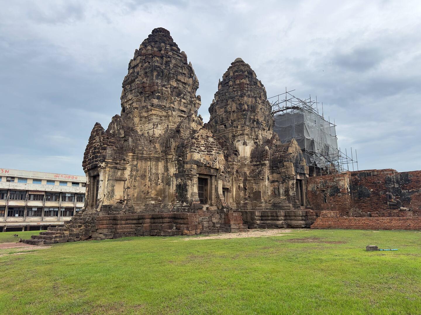 Prang Sam Yot.