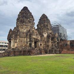 Prang Sam Yot.