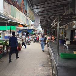 Morning market near Prang Khaek.
