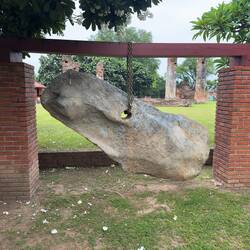 The mysterious hanging stone at Wat Phra Si Ratana Mahathat.