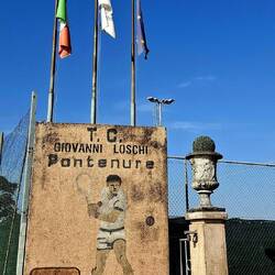 Hier eert men zijn helden van weleer. Ik herken het shortje vanuit de tijd Borg-Mac Enroe