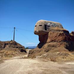 Und dieses bizarre Ding. Ein freigelegter Bunker