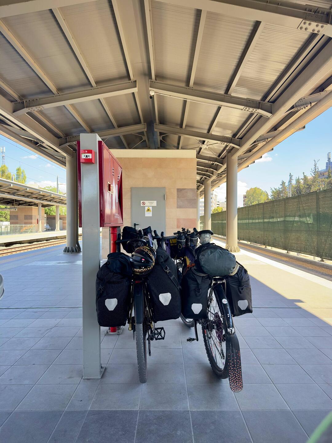 In Athen am Bahnsteig