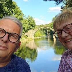 Wir sind's. An der Rakotzbrücke.